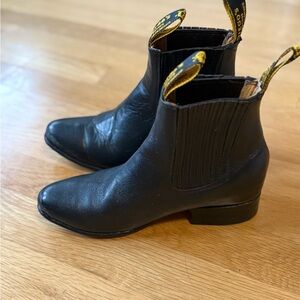 Diego's black leather pull-on ankle boots size 7 women's and 6 men